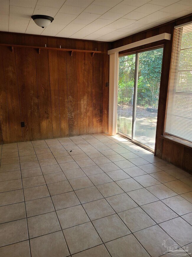 Building Photo - 812 Ash Dr