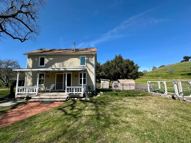 Building Photo - Charming Historic Farmhouse 2 Bedroom 3 Ba...