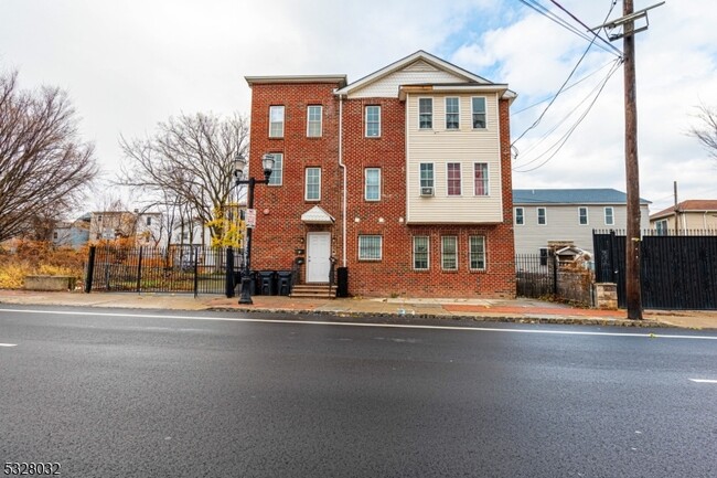 Building Photo - 90 1st St