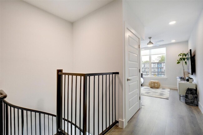 Building Photo - 2213 Poquito St