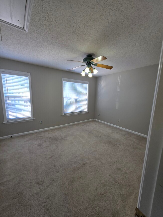 Building Photo - 2204 Ventana Ln