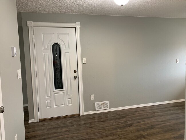 Building Photo - Adorable Ash Street 2bed/1.5ba Condo