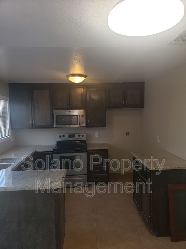 Building Photo - 340 Colonial Cir