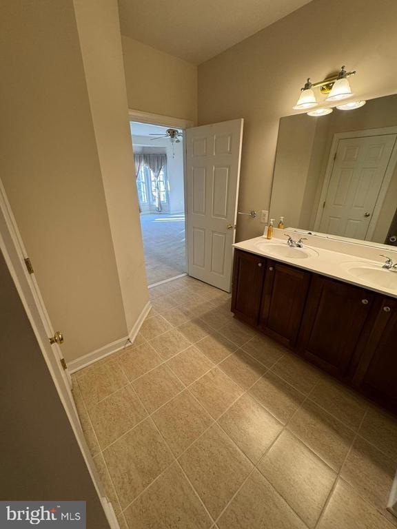 Building Photo - 9500 Hyde Pl