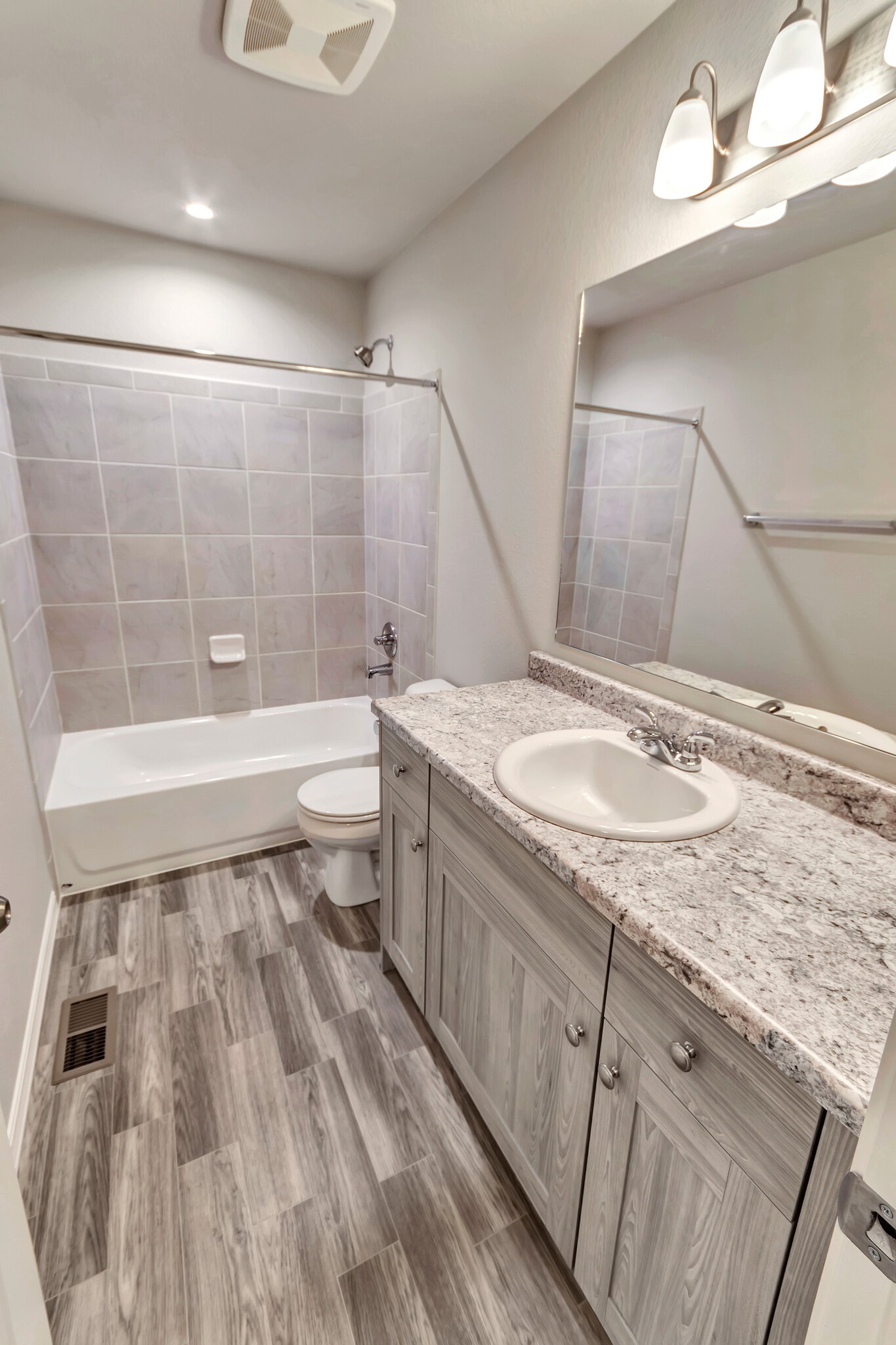 upper level full bath - 7476 Johnsontown Hts