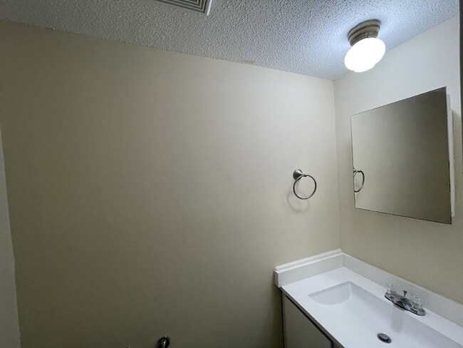 Building Photo - Town House For Rent