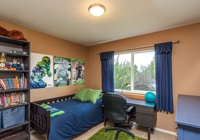 Building Photo - Beautiful Spacious Home!