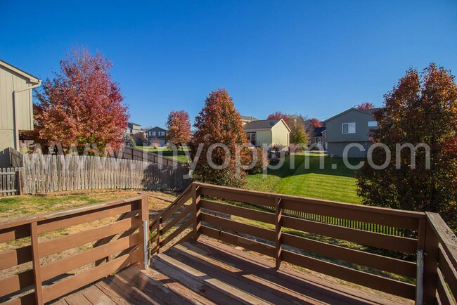 Building Photo - Spacious 3 Bedroom house at 168th and Maple