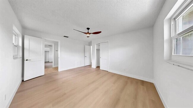 Building Photo - 2401 Roberta Ln