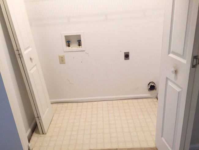Building Photo - AVAILABLE AUGUST! [NO PETS PERMITTED]