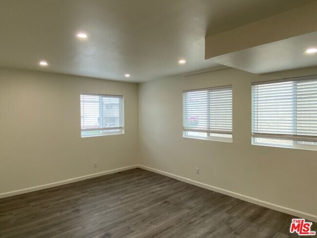 Building Photo - 4832 Rosewood Ave