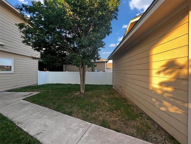 Building Photo - 928 Lost Pines Ln