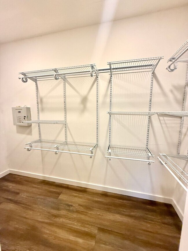Building Photo - GORGEOUS, just completely renovated 3/2 Ho...