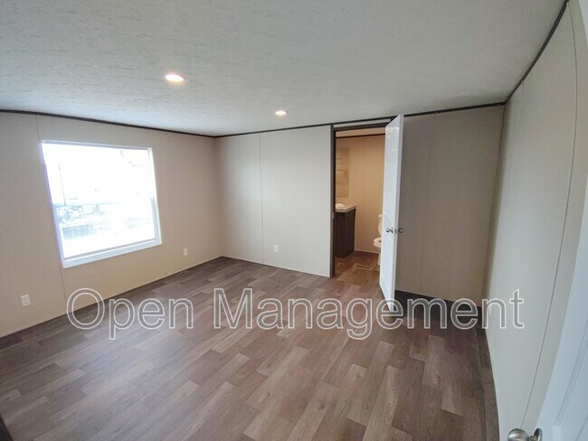 Building Photo - 24 Erin Ln