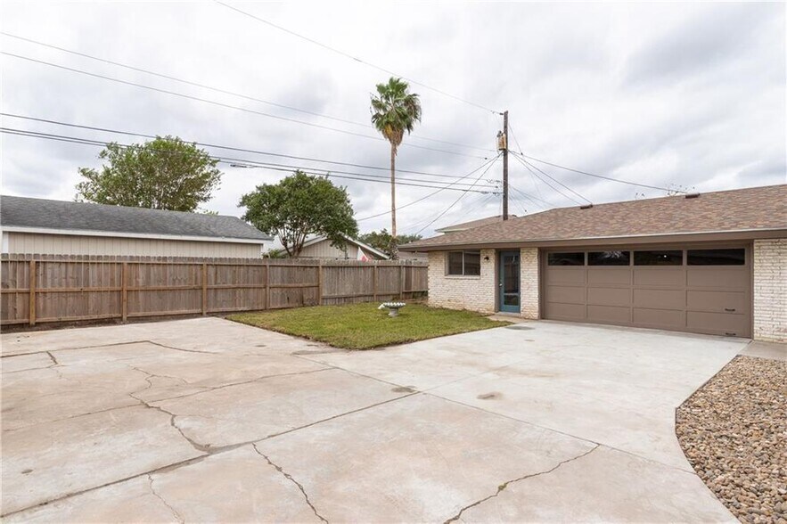 Building Photo - 3725 Kingston Dr