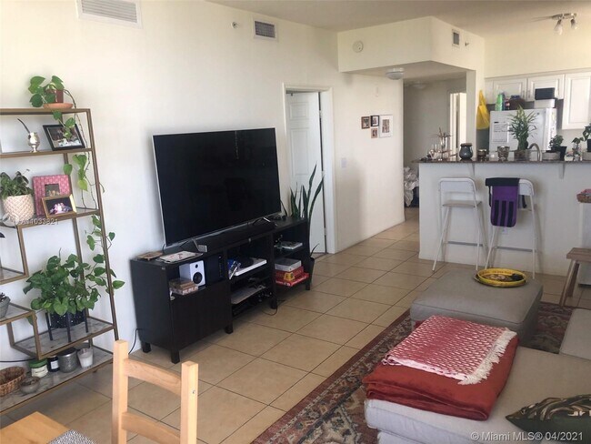 Building Photo - 215 SW 42nd Ave