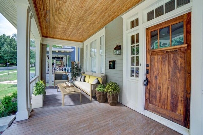 Building Photo - Historic District Gem | 2 Bed, 1 Bath | Ti...