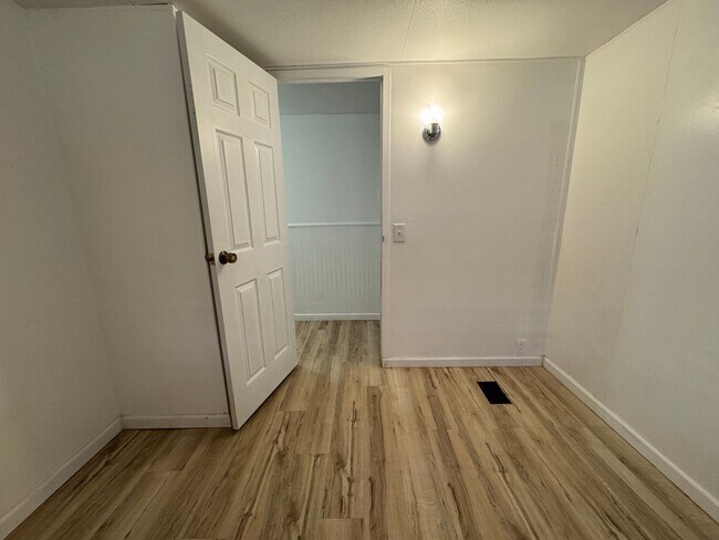 Building Photo - 2BR Mobile Unfurnished recent remodel/Refr...