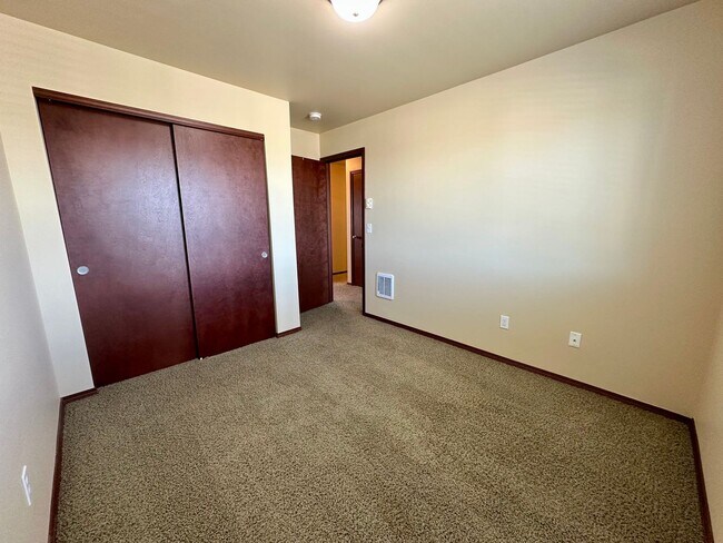 Building Photo - Large 5 Bedroom Home - North of CWU