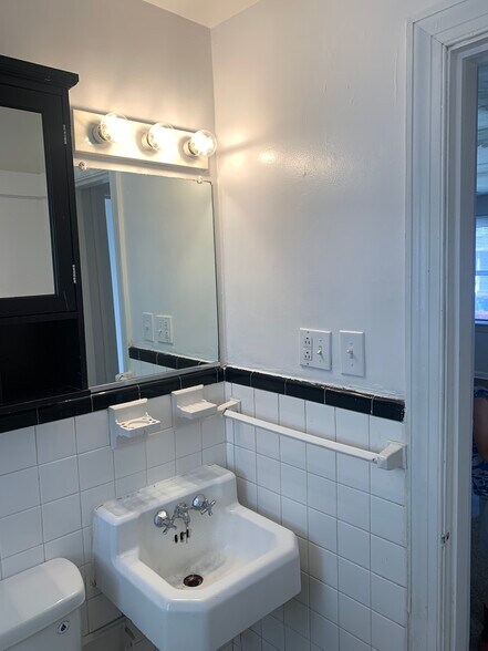 Building Photo - 9324 Phillip Ave