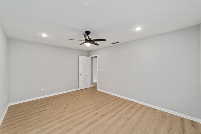 Building Photo - Beautifully Renovated 3 Bed 2 Bath Home in...