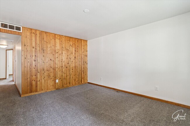 Building Photo - 3 bedroom ranch $1250 - Lease Special