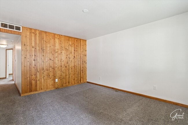 Building Photo - 3 bedroom ranch $1300 - Lease Special