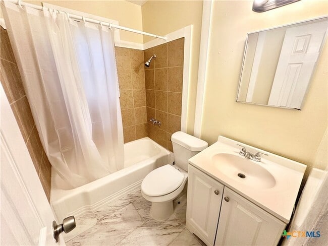 Building Photo - 104 E Fowler Ave