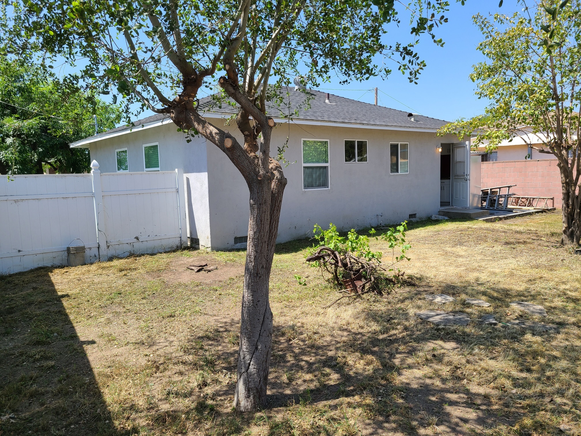 Building Photo - 519 E El Sur St