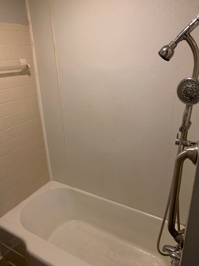 Building Photo - 817 W Matthews Ave