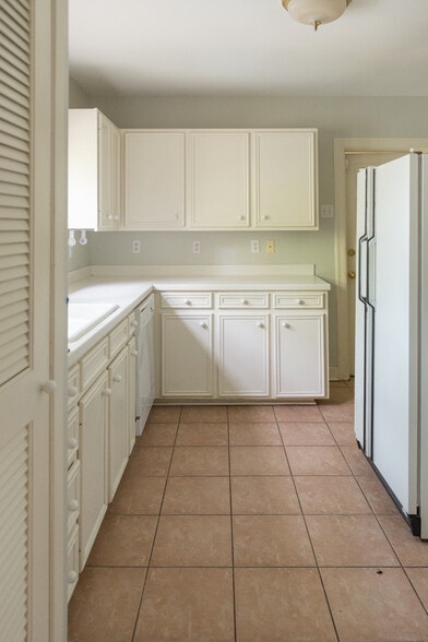 Building Photo - 1968 Dryden