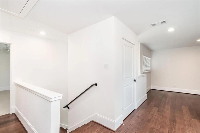 Building Photo - 3821 N Braeswood Blvd