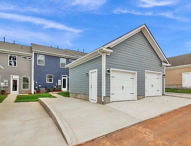 Building Photo - Stunning 3BD/2.5BA Townhome Minutes from Historic Belmont!