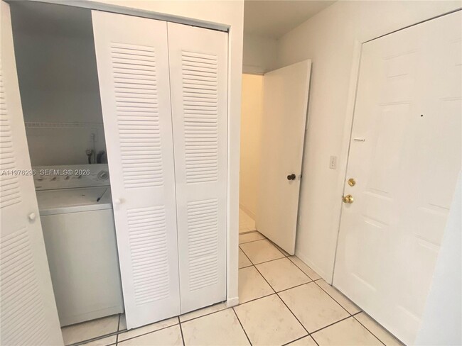 Building Photo - 6245 SW Kendale Lakes Cir