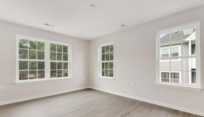 Building Photo - Commuter's dream, modern living
