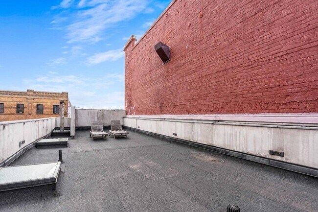 Building Photo - 657 3rd St
