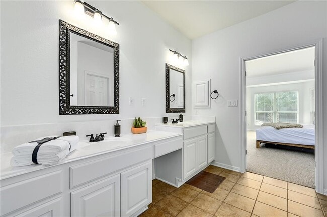 Building Photo - 2505 Lovett Ln