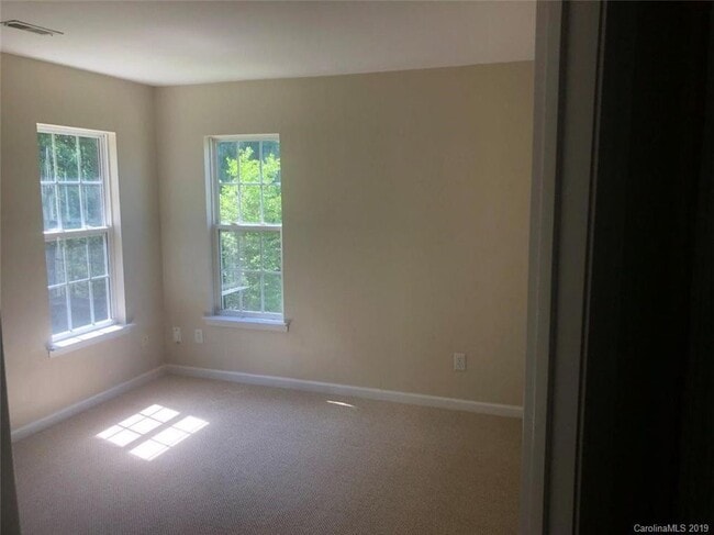 Building Photo - 1157 Woodwinds Dr