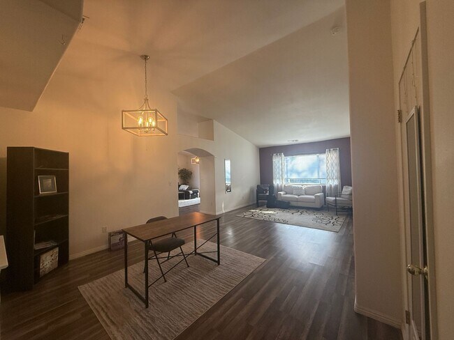 Building Photo - 3 bedrooms, 2 full bathrooms single-story home located in the heart of Visalia, CA.