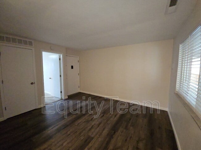 Building Photo - 202 N 10th St