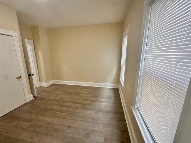 Building Photo - 132 Vernal St