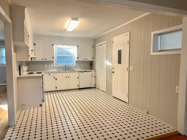 Building Photo - 1710 Bellevue Dr