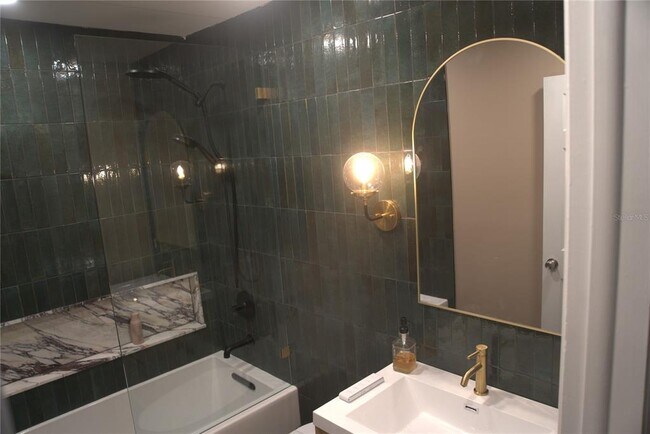 Building Photo - 2805 Northcote Dr