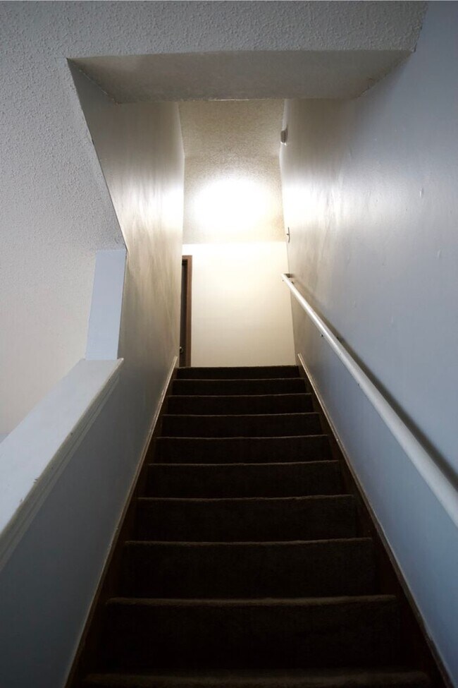 Building Photo - Affordable 3 Bedroom Duplex, SW Columbia!