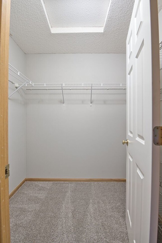 Building Photo - Like New 2 Bed/2 Bath Townhome With Amenit...