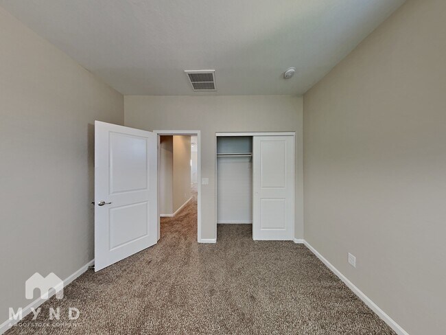 Building Photo - 1818 W Pollack St