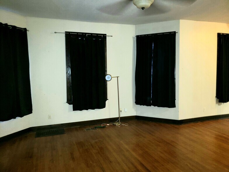 Building Photo - 1422 Coker Ave