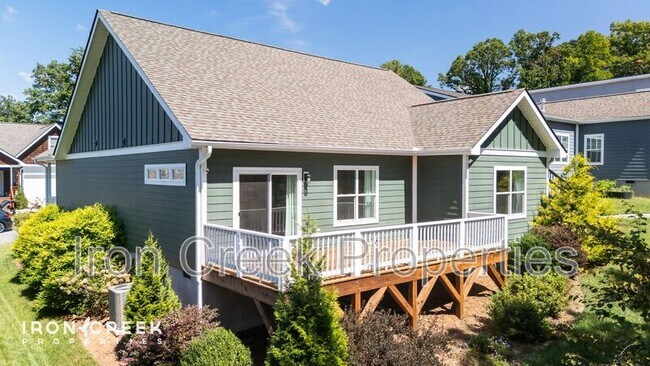 Building Photo - 17 Woodbridge Park Dr