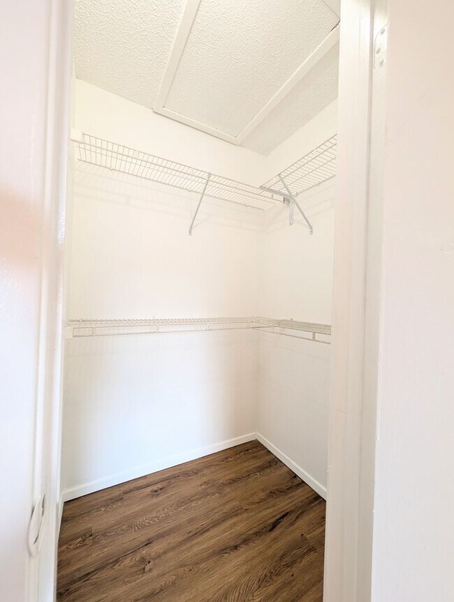 Building Photo - Bright & Well-Located 1BR/1BA Condo – Kendall Area