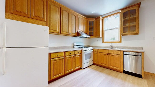 Building Photo - Freshly Updated 2BR Home with Garage, Outd...
